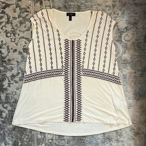 Jessica Simpson rounded hem top